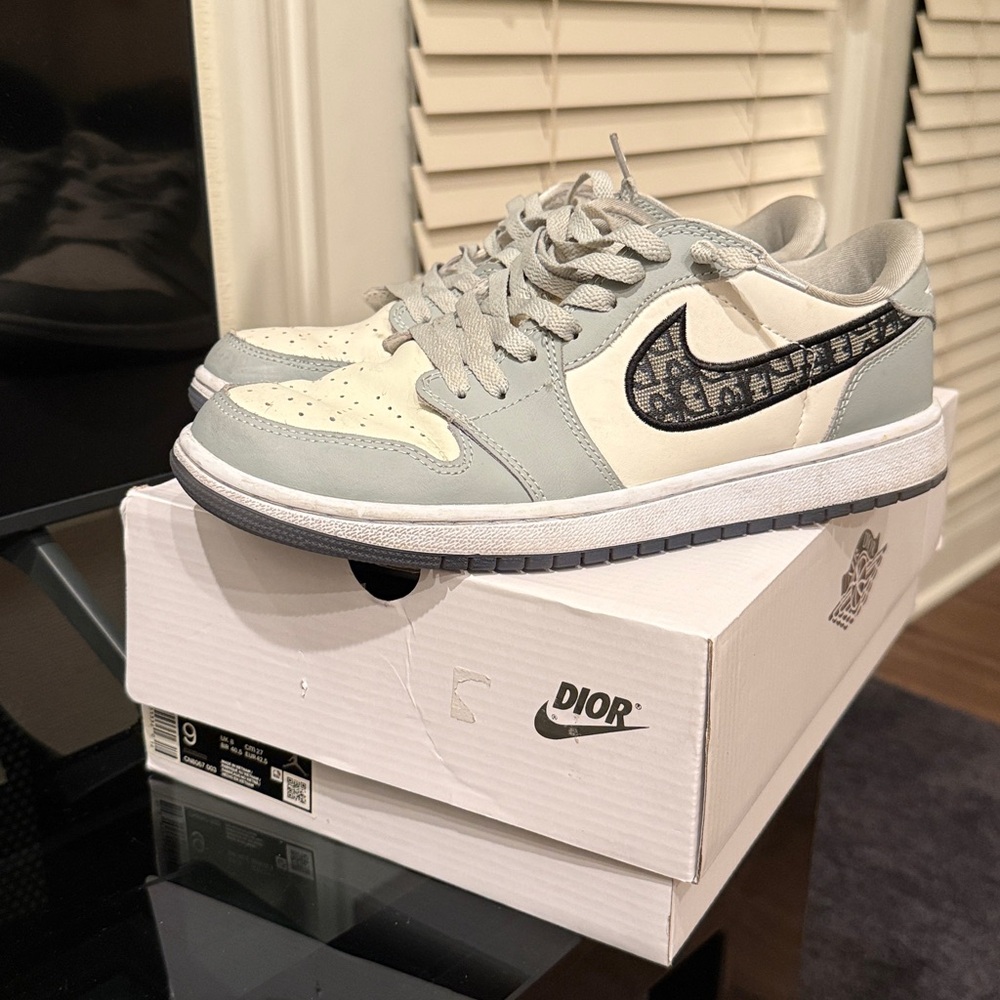 Jordan 1 Low - Men’s Size 9